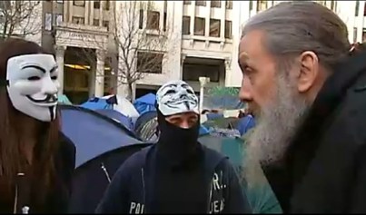 Moore conversando com alguns manifestante do Occupy