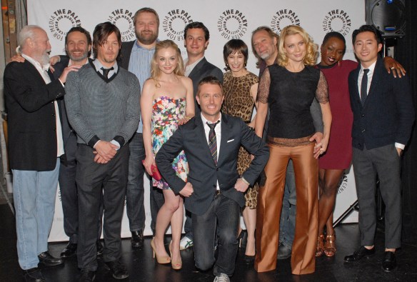 Elenco e produtores indo tomar umas biritas. Glen esqueceu as meias.