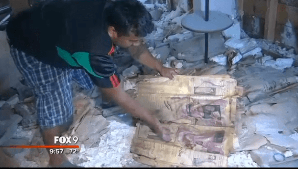 Gonzalez mostrando como encontrou a Action Comics n º 1 aenvolta em jornais