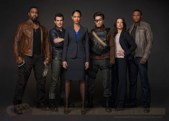 Da esquerda para direita:  Michael Jai White como o Tigre de Bronze, , Sean Maher como Mark Scheffer ("Shrapnel"), Cynthia Addai-Robinson as Amanda Waller, Michael Rowe como o Pistoleiro, Audrey Marie Anderson como  Lyla Michaels e David Ramsey como John Diggle.