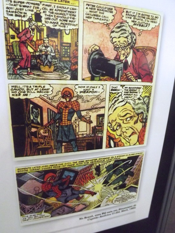 Tia May como a Tiazinha-Aranha? Mais um painel da exposição "Deu a Louca nos Heróis"