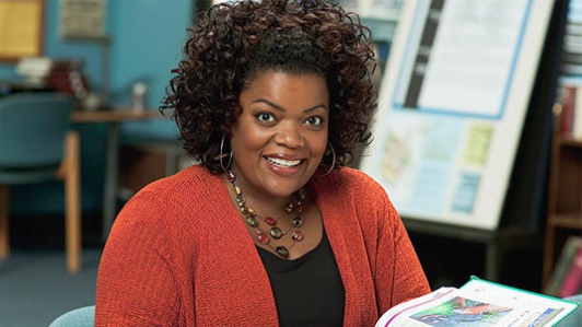 The-Odd-Couple-Yvette-Nicole-Brown-Community-rejoint-Matthew-Perry_portrait_w532